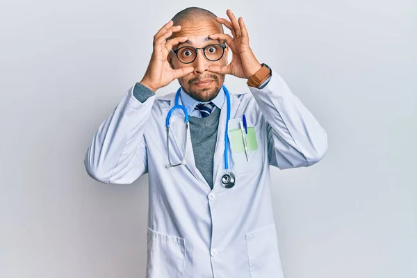 Homem Adulto Hispânico Vestindo Uniforme Médico Estetoscópio Tentando Abrir Olhos — Fotografia de Stock