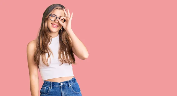 Hermosa Mujer Joven Caucásica Con Ropa Casual Gafas Haciendo Buen —  Fotos de Stock