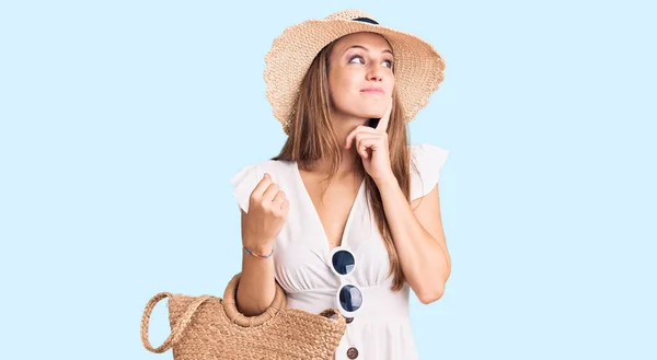 Junge Schöne Blonde Frau Trägt Sommerkleid Und Weidenhandtasche Ernstes Gesicht — Stockfoto