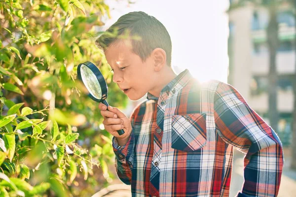 Bedårande Kaukasiska Upptäcktsresande Pojke Med Förstoringsglas Parken — Stockfoto