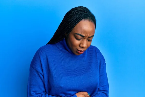 年轻的非洲裔美国女人 穿着宽松的冬季毛衣 手放在肚子上 因为消化不良 痛苦不堪 疼痛的概念 — 图库照片