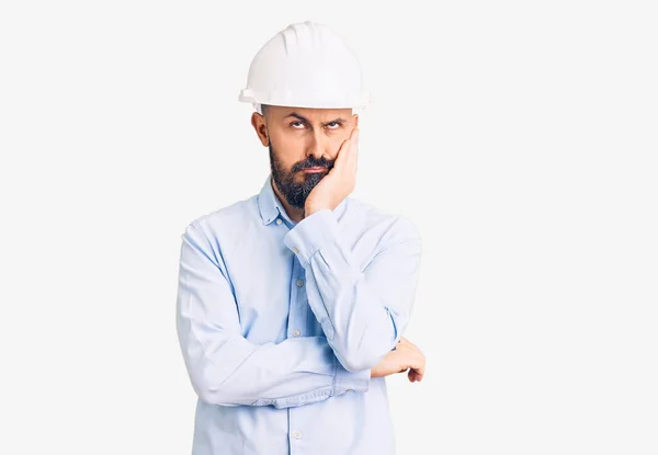 Mimar Şapkası Takan Yakışıklı Genç Adam Kollarını Kavuşturarak Depresyondan Yorgun — Stok fotoğraf