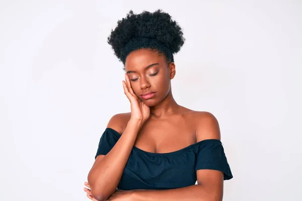 若いアフリカ系アメリカ人女性を身に着けているカジュアル服を考え疲れていると退屈でうつ病の問題で交差腕 — ストック写真