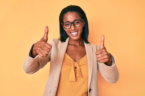 Jovem Afro Americana Vestindo Roupas Negócios Aprovando Fazer Gesto Positivo — Fotografia de Stock