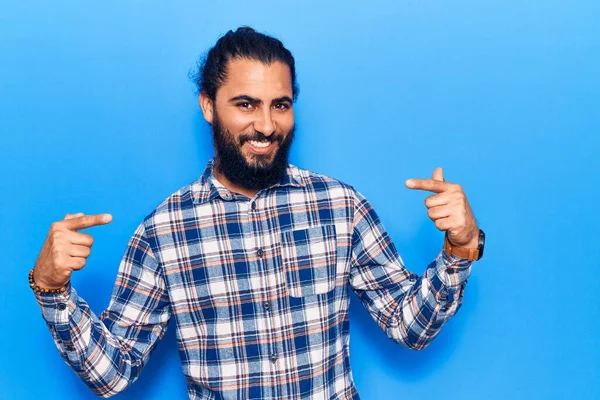 Jovem Árabe Vestindo Roupas Casuais Olhando Confiante Com Sorriso Rosto — Fotografia de Stock