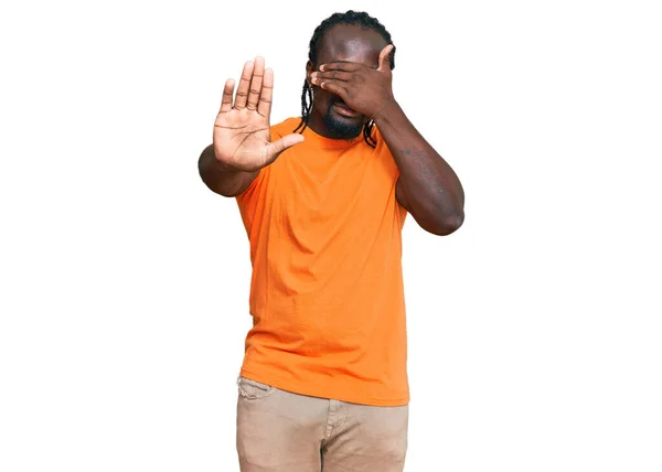 Bonito Jovem Afro Americano Vestindo Roupas Casuais Cobrindo Olhos Com — Fotografia de Stock