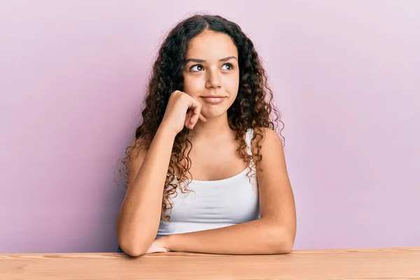 Έφηβος Ισπανόφωνη Κοπέλα Φορώντας Casual Ρούχα Κάθεται Στο Τραπέζι Σκέψης — Φωτογραφία Αρχείου