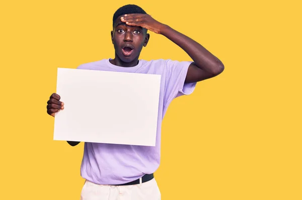 Joven Hombre Afroamericano Sosteniendo Banner Vacío Blanco Estresado Frustrado Con — Foto de Stock