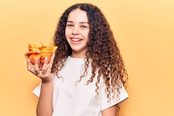 Bella Ragazza Con Capelli Ricci Possesso Patatine Nachos Guardando Positivo — Foto Stock