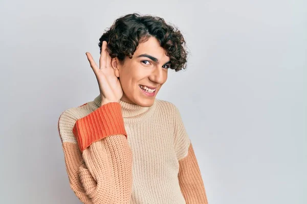 Der Hispanische Junge Mann Lässigem Winterpullover Lächelt Mit Der Hand — Stockfoto