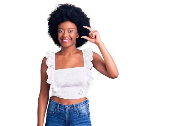 Jonge Afro Amerikaanse Vrouw Draagt Casual Kleding Glimlachend Zelfverzekerd Gebaar — Stockfoto