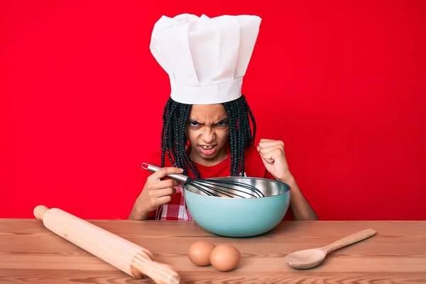 Giovane Ragazza Afroamericana Bambino Con Trecce Cucinare Utilizzando Panettiere Frusta — Foto Stock