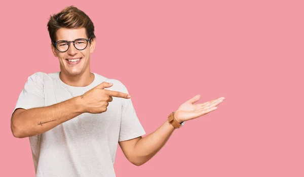 Bonito Homem Caucasiano Vestindo Roupas Casuais Óculos Espantados Sorrindo Para — Fotografia de Stock