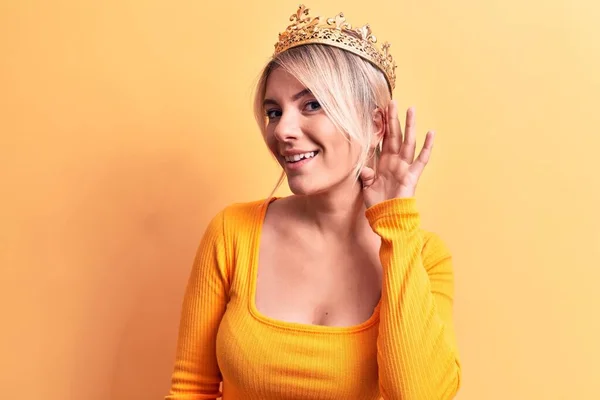 Mladá Krásná Blondýnka Nosí Zlatou Princeznu Korunu Přes Izolované Žluté — Stock fotografie