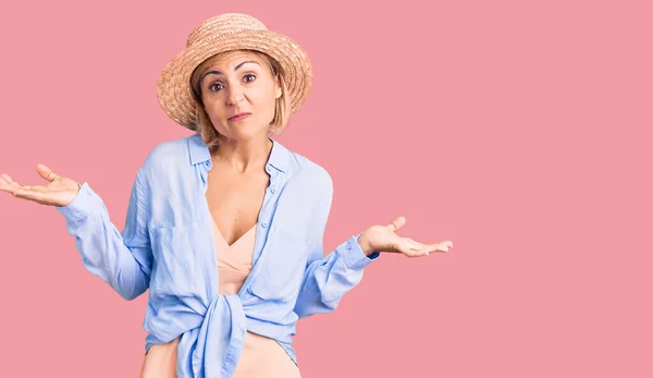 Mulher Loira Jovem Usando Chapéu Verão Expressão Indolor Confuso Com — Fotografia de Stock