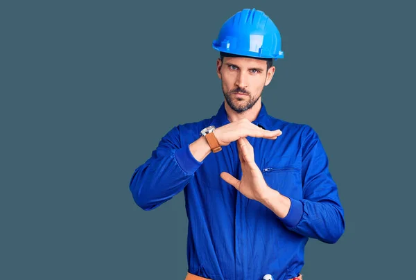 Young Handsome Man Wearing Worker Uniform Hardhat Showing Middle Finger — ストック写真