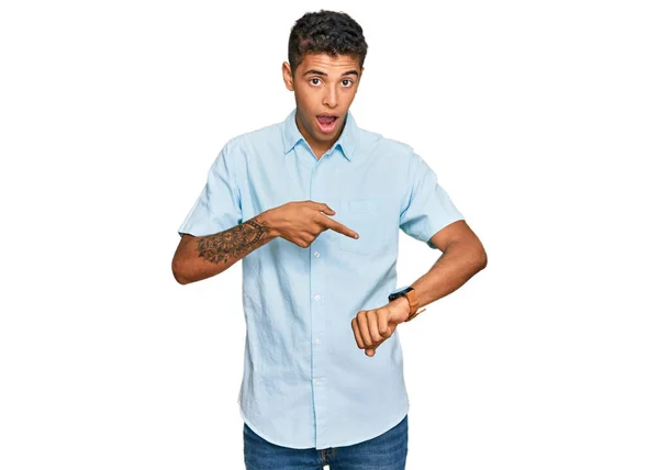 Joven Hombre Afroamericano Guapo Usando Ropa Casual Con Prisa Apuntando — Foto de Stock