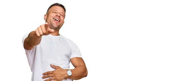 Hombre Musculoso Guapo Usando Camiseta Blanca Casual Riéndose Señalando Con —  Fotos de Stock