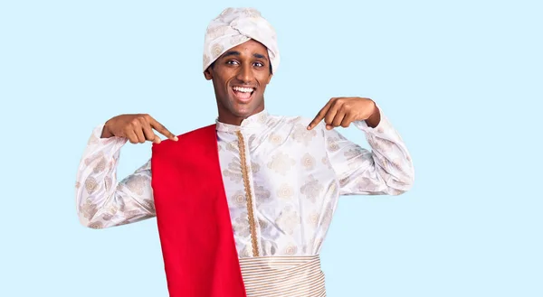 Afrikanischer Gutaussehender Mann Traditioneller Sherwani Sararee Kleidung Sieht Selbstbewusst Aus — Stockfoto