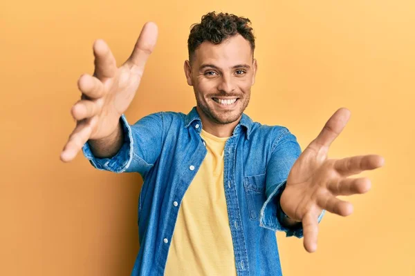 Jovem Hispânico Vestindo Roupas Casuais Olhando Para Câmera Sorrindo Braços — Fotografia de Stock