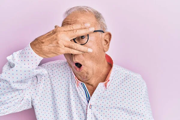 Älterer Kaukasischer Mann Lässiger Kleidung Und Brille Der Schockiert Gesicht — Stockfoto