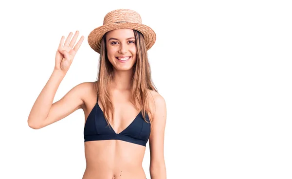 Młoda Piękna Dziewczyna Bikini Kapeluszu Pokazuje Wskazuje Palcem Numer Cztery — Zdjęcie stockowe