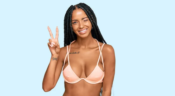 Mooie Latijns Amerikaanse Vrouw Bikini Glimlachend Met Een Vrolijk Gezicht — Stockfoto