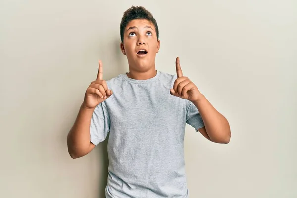 Adolescente Hispano Vestido Con Camiseta Gris Casual Asombrado Sorprendido Mirando — Foto de Stock