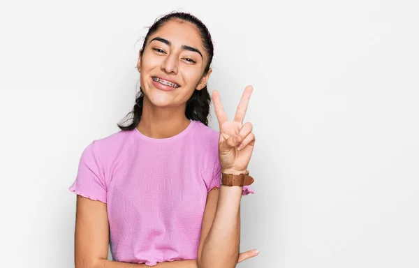 Латиноамериканская Девочка Подросток Зубными Скобками Повседневной Одежде Улыбается Счастливым Лицом — стоковое фото