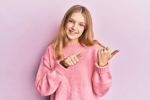 Schöne Junge Kaukasische Mädchen Lässiger Kleidung Die Nach Hinten Zeigt — Stockfoto