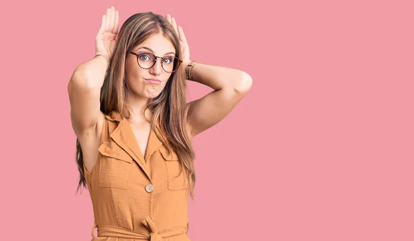 Jeune Belle Femme Blonde Portant Des Vêtements Décontractés Des Lunettes — Photo