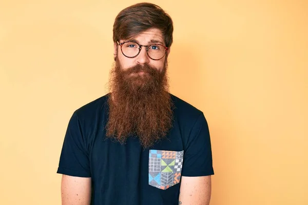 Knappe Jonge Roodharige Man Met Lange Baard Casual Kleding Bril — Stockfoto