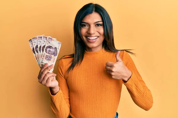 Mladá Latinskoamerická Transsexuálka Drží 500 Mexických Pesos Bankovek Usmívá Šťastně — Stock fotografie
