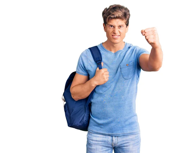 Młody Przystojny Mężczyzna Trzymający Plecak Studenta Zirytowany Sfrustrowany Krzykiem Gniewu — Zdjęcie stockowe