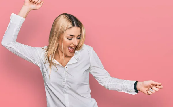 Mujer Joven Caucásica Vistiendo Ropa Casual Bailando Feliz Alegre Sonriente —  Fotos de Stock