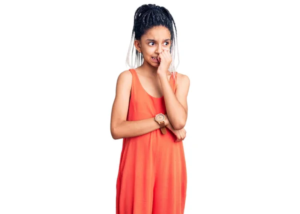 Nettes Afrikanisch Amerikanisches Mädchen Lässiger Kleidung Sieht Gestresst Und Nervös — Stockfoto