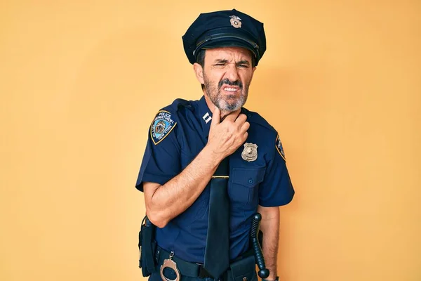 Homme Hispanique Âge Moyen Portant Uniforme Police Touchant Cou Douloureux — Photo