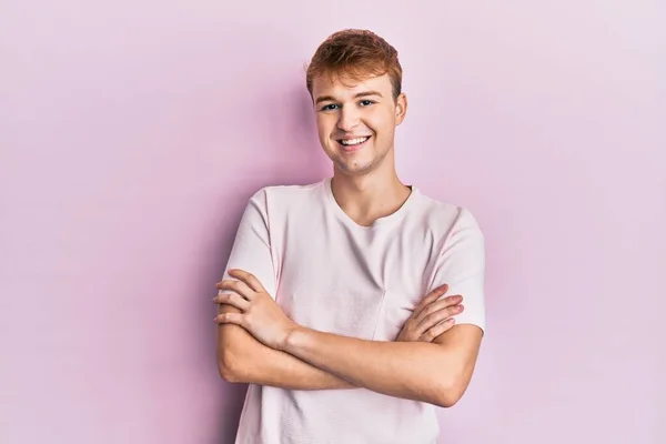 Joven Hombre Caucásico Con Camiseta Casual Cara Feliz Sonriendo Con — Foto de Stock