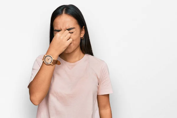 Jeune Femme Asiatique Portant Des Vêtements Décontractés Fatigué Frottant Nez — Photo