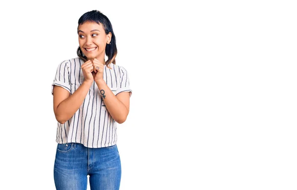 Mujer Joven Vistiendo Ropa Casual Riendo Nerviosa Emocionada Con Las — Foto de Stock