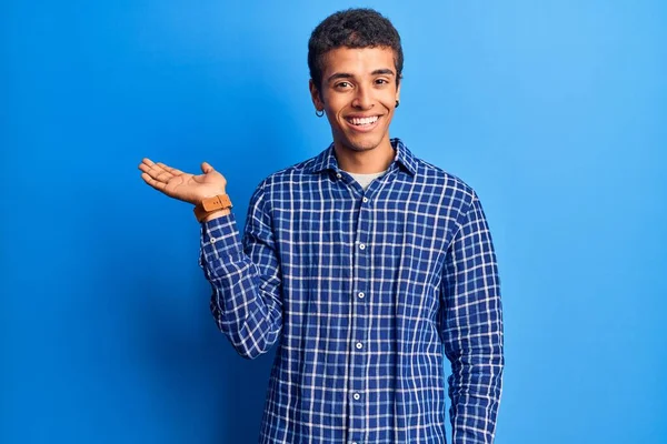 Молодий Афроамериканський Чоловік Повсякденному Одязі Усміхнений Веселий Подарунок Вказує Рукою — стокове фото