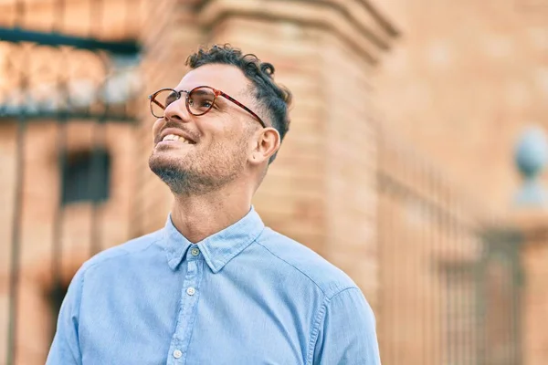 Jovem Empresário Hispânico Sorrindo Feliz Cidade — Fotografia de Stock