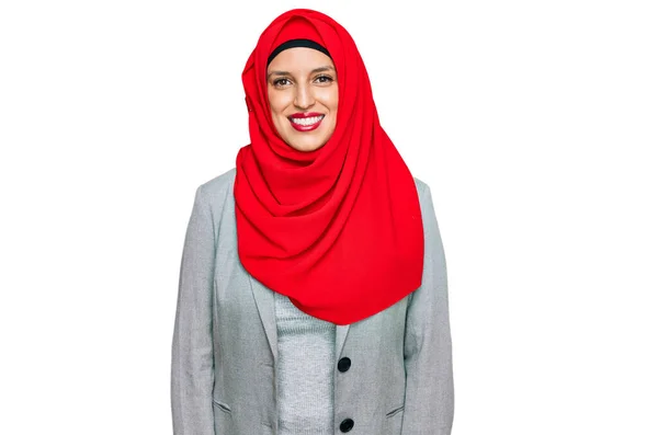 Beautiful Hispanic Woman Wearing Traditional Islamic Hijab Scarf Looking Positive — Stock Photo, Image