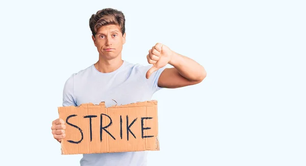 Ung Stilig Man Med Strejk Banderoll Kartong Med Argt Ansikte — Stockfoto