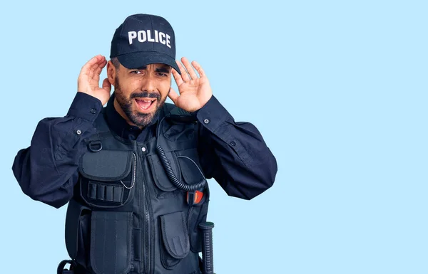 Joven Hispano Vestido Con Uniforme Policía Tratando Escuchar Gesto Las — Foto de Stock