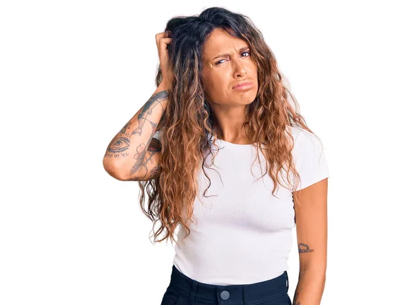 Mujer Hispana Joven Con Tatuaje Usando Camiseta Blanca Casual Confundir —  Fotos de Stock