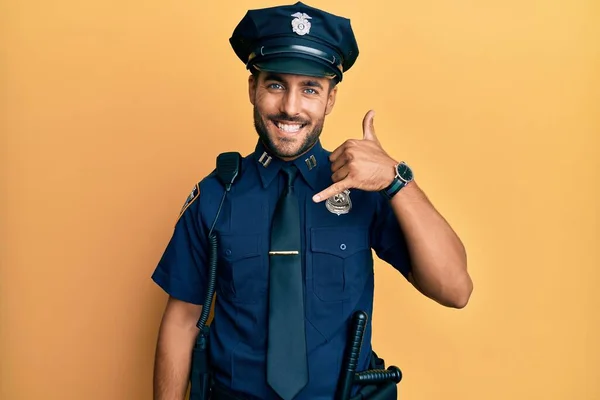 Snygg Latinamerikan Polisuniform Leende Gör Telefongest Med Hand Och Fingrar — Stockfoto
