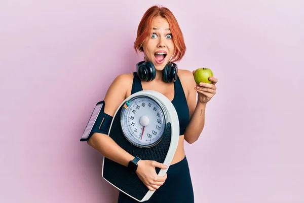 Junge Schöne Rothaarige Frau Hält Gewichtsmaschine Gewichtsverlust Auszugleichen Feiert Verrückt — Stockfoto