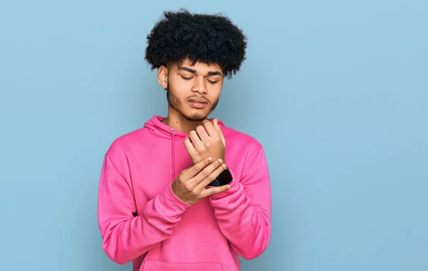 Jonge Afro Amerikaanse Man Met Afrohaar Draagt Casual Roze Sweater — Stockfoto