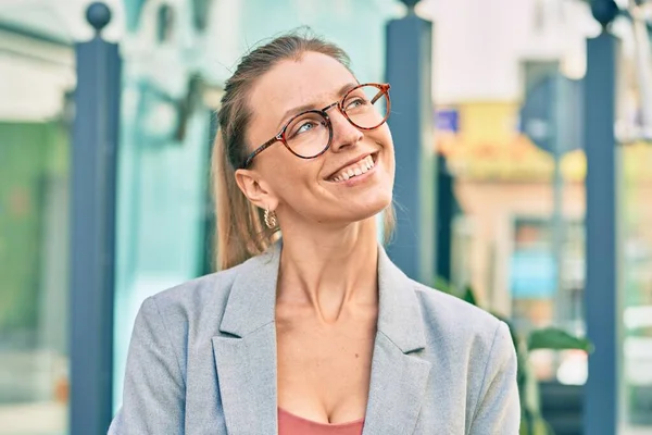 Mladý Blondýnka Businesswoman Usměvavý Šťastný Stojící Městě — Stock fotografie